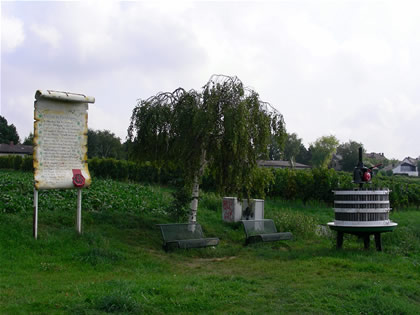 Foto: Alte Weinpresse und die Urkunde über den Weinbau in Hechtsheim